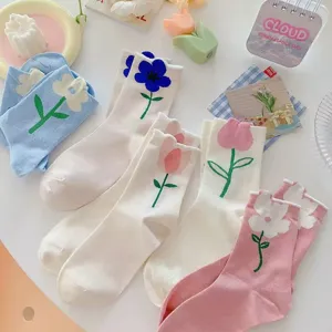 Calzini medi ricamati con fiori carini per donne, calzini di cotone casual primaverili estivi dolci.