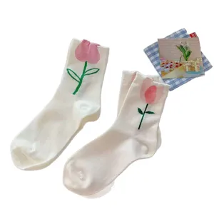 Calzini al polpaccio da donna primavera estate con motivo a fiori di tulipano rosa, stile dolce e trendy.