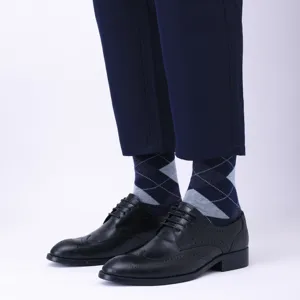 Men's breathable business argyle dress socks featuring classic diamond pattern for daily wear.