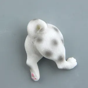 Detailansicht der realistischen Hundepopo-Figur mit Textur, Kringelschwanz und rosa Pfotenabdrücken.