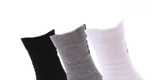 Detalle de calcetines deportivos de baloncesto de rizo grueso negro gris blanco hombre