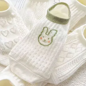 Calzini estivi bassi stile giapponese carini in rete con ricamo di coniglio verde.