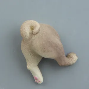 Detailansicht der realistischen Hundehintern Figur, kreativer 3D Kühlschrankmagnet für Zubehör.