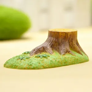 Figurine miniature de souche d'arbre en résine avec base de mousse pour micro-paysage.