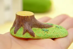 Figurine miniature en resine de souche d'arbre avec base en herbe pour decoration.