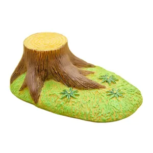 Figurine de souche d'arbre de dessin animé miniature herbe verte jardin micro paysage.