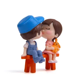 Niedliche Paar Kuss Figur auf Bank Miniatur Harz Ornament fuer DIY Garten Landschafts Dekor