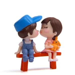 Karikatur Paar Küsst Auf Bank Miniatur Figuren PVC 3D Gedruckt Mikro Landschaft Ornamente Haus Garten DIY Handwerk Schreibtisch Dekoration Dekor Akzent Geschenk