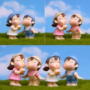 Gedetailleerde close-up van schattige miniatuurfiguurtjes van een tekenfilmstel met hoedjes.