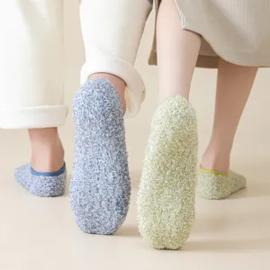 Comode calze da casa in peluche morbido per donna, pantofole antiscivolo calde per l'inverno.