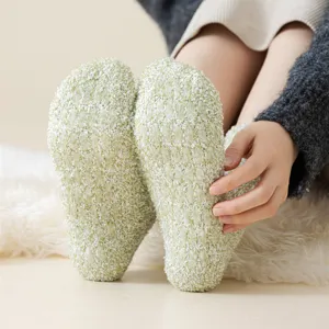 Gros plan chaussettes polaires antidérapantes, détail de texture de prise douillette.