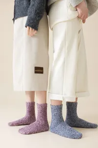 Chaussettes douillettes en polaire corail mi-hautes avec semelle antidérapante pour femmes.