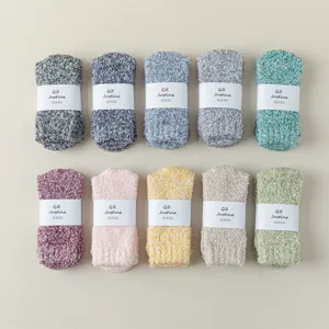 Chaussettes de Sol en Polaire Corail pour Femmes Antidérapantes Épaissies Chaudes Chaussettes de Sommeil d'Hiver Jacquard Polyester Maison