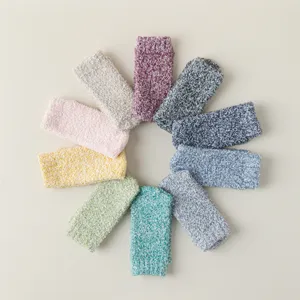 Vue détaillée de chaussettes duveteuses colorées pour femmes en polaire corail, douces et chaudes.