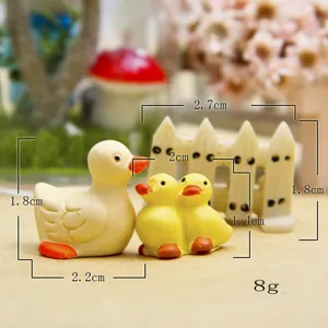 Miniatur Kunstharz gelbe Ente Figuren Set mit Zaun Hintergrund fur Garten Dekoration.