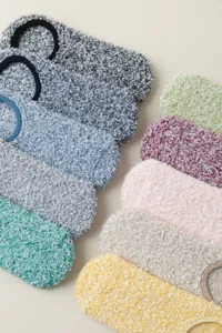 Primo piano dettagliato di calzini da casa morbidi e spessi in vari colori vivaci per interni.
