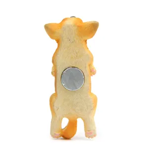 Rückseitiges Detail einer Hunde Harz Magnet Figur mit rundem Metallmagnet für Dekoration