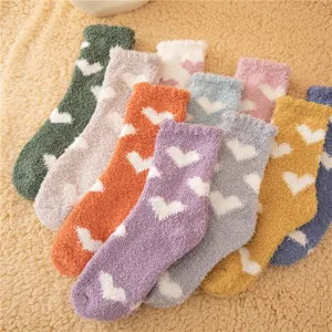 Accoglienti calzini in pile corallo con cuori, calze invernali calde e spesse per donne.