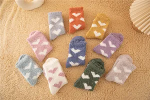 Calzini soffici in pile corallo con cuori per donna, calze invernali calde e spesse da casa.