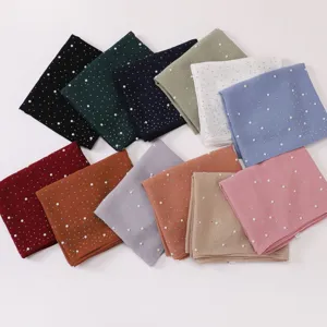 Kollektion von Perlen-Chiffonschals mit Strass-Verzierung in verschiedenen Farben.