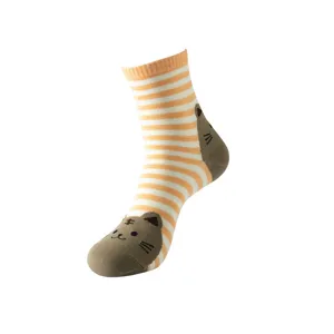 Damen Baumwollsocken im Mid-Tube-Stil mit niedlichem Katzenmuster und Streifen, ideal.