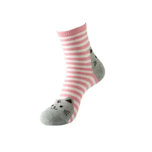 Nahaufnahme Detail von Damen Mittelsocken mit rosa weißen Streifen und süßem Katzen Zeh Design.