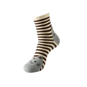 Damen Socken in Braun-Weiß gestreift mit süßem Katzenmuster an der Spitze, weiche Baumwolle.