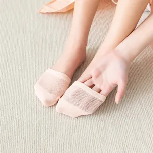 Nahaufnahme der atmungsaktiven Mesh-Halbsohlensocken für Damen, leichtes Sommerdesign.