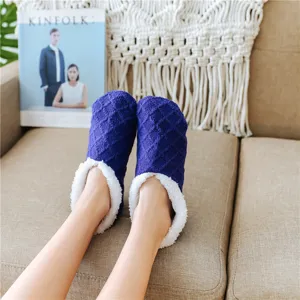 Comode calze da casa in maglia blu con fodera in morbida pelliccia sintetica per l'inverno.