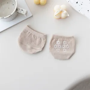Beige Halbsocken für Damen, atmungsaktive Netz-Vorderfuß-Socken mit Anti-Rutsch-Details.