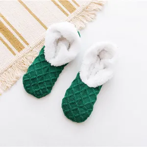 Comode calze da casa invernali in maglia verde con morbido interno in peluche per calore