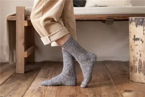 Nahaufnahme dicker thermischer Wintersocken, kuschelige Wollstruktur für kalte Tage.