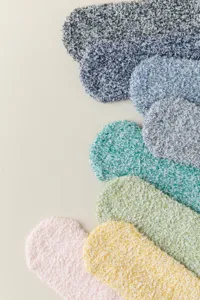 Vue détaillée de chaussettes duveteuses en polaire corail colorées pour femmes et nuit