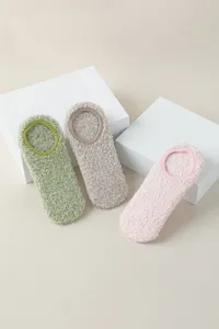 Dettaglio calzini antiscivolo spessi in peluche, morbida calza yoga domestica in vari colori.