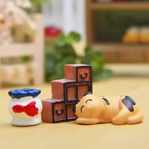 Detaillierte Nahaufnahme von Miniatur Katzen Figur, Fischglas und Regal Set für DIY.