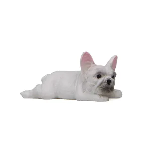 Primo piano dettagliato di una statuetta di bulldog francese bianco, ideale per decorazioni.
