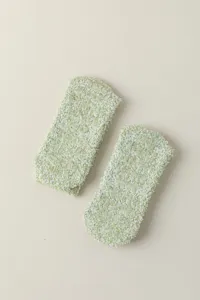 Chaussettes de sol duveteuses vertes douillettes avec design antidérapant pour le confort à la maison