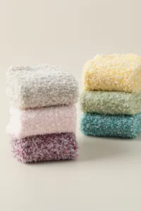 Dettaglio di morbide calze in peluche, trama spessa e bella pila di colori pastello.