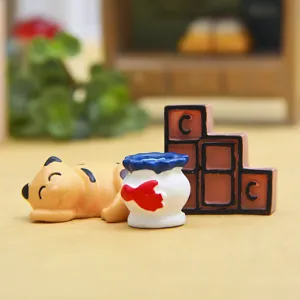 Nahaufnahme einer süßen kleinen schlafenden Katzenfigur für DIY Garten Dekoration.