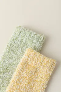 Chaussettes douillettes en polaire corail vue de détail, chaussettes de lit douces vert jaune.
