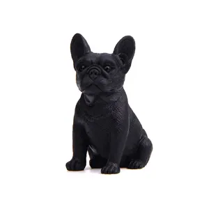 Vista ravvicinata dettagliata della simpatica statuetta di bulldog francese nero intagliata.