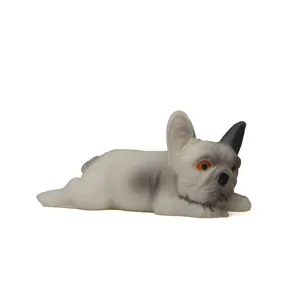 Dettaglio statuetta bulldog francese in miniatura, grazioso soprammobile per cruscotto auto.