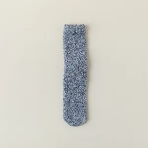 Chaussette de maison douillette en polaire corail bleu blanc vue détail chaud hiver cocooning.