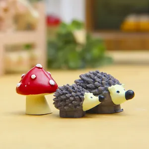 Nahaufnahme von niedlichen Igel- und Pilzfiguren, ideal für DIY Sukkulenten Garten Deko.