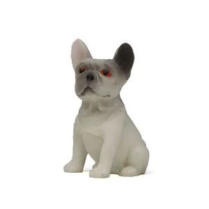 Primo piano statuetta bulldog francese mini, grazioso modello cucciolo decoro.