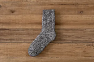 Detailansicht dicker warmer Wollmischung Strick Wintersocke mit kuscheliger Textur