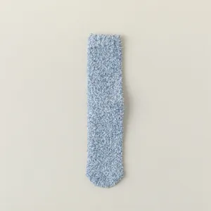 Détail de chaussette polaire corail duveteuse bleue, chaussette chaude d'hiver femme.