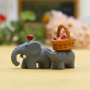 Süße Miniatur Elefanten Harz Figuren mit Korb, perfekt für Mikrolandschaft und Schreibtisch Dekor.