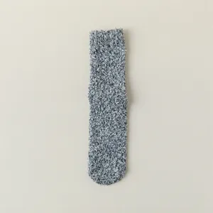 Vue detaillee de chaussettes epaisses et douillettes pour femme en texture melangee grise.