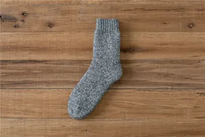 Graue thermische Wintersocken Detail, dickes Strickgewebe mit gemütlichem Rippbündchen.